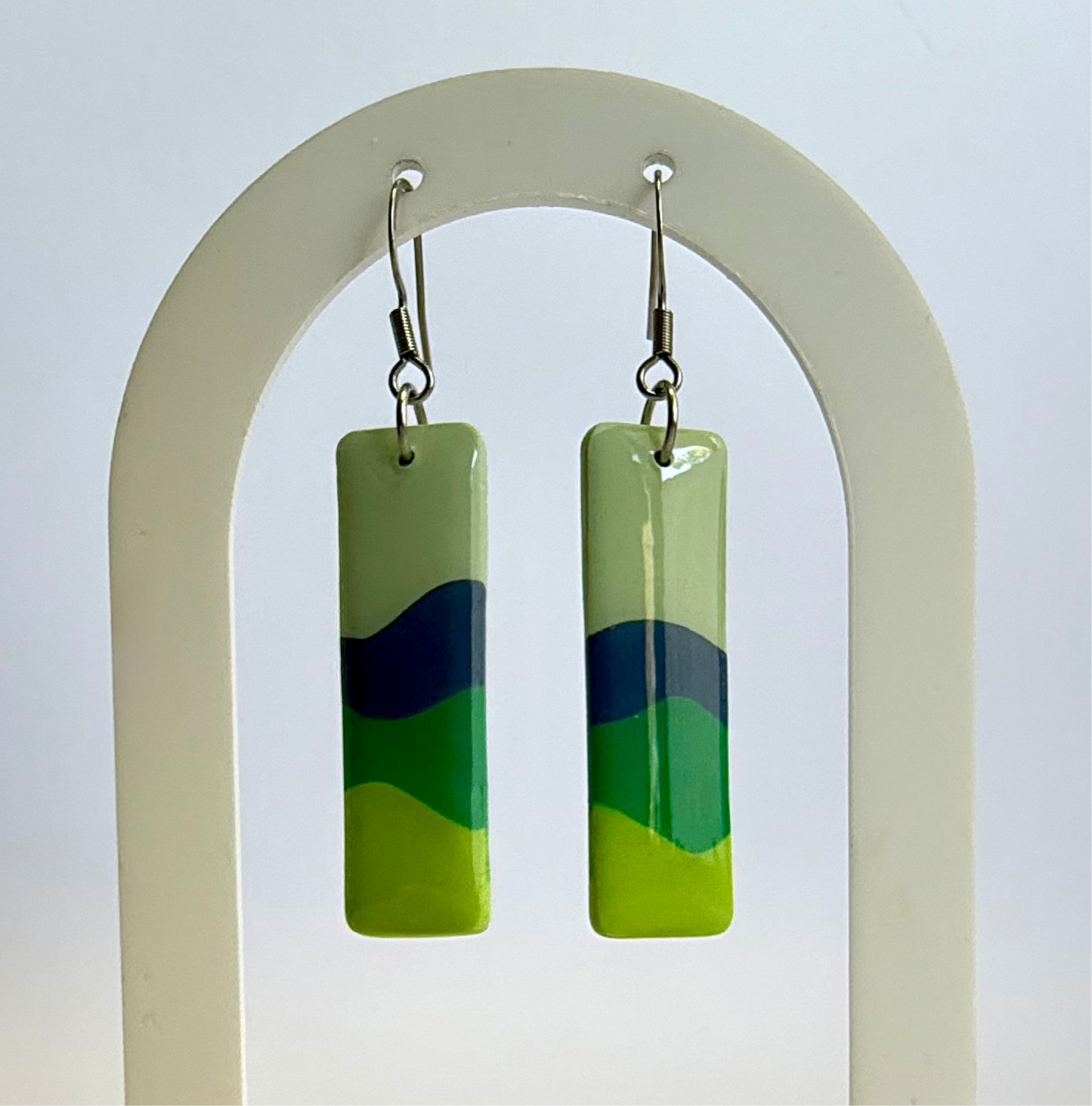 Alive hook dangles (green)