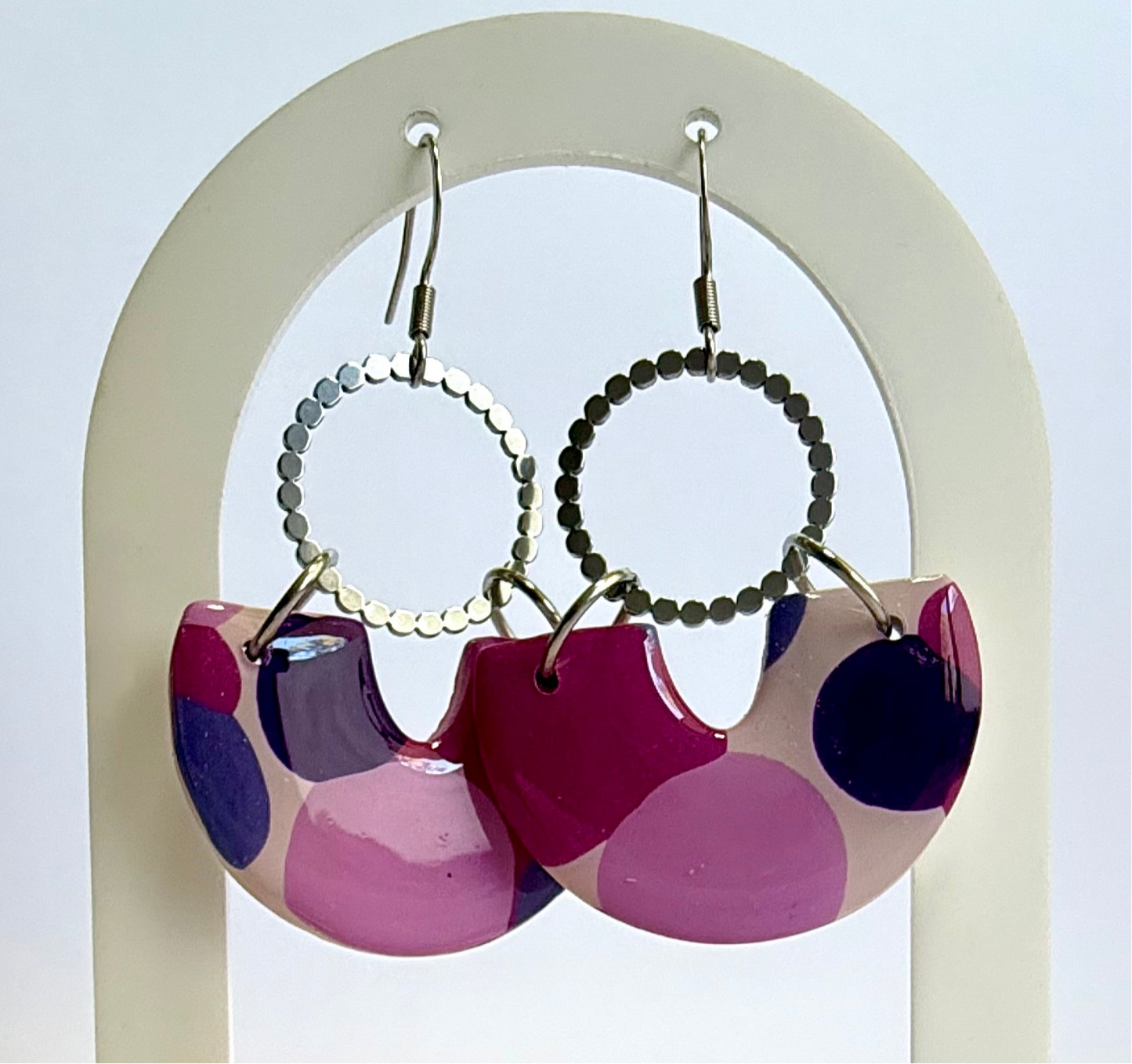 Sprung hook dangles