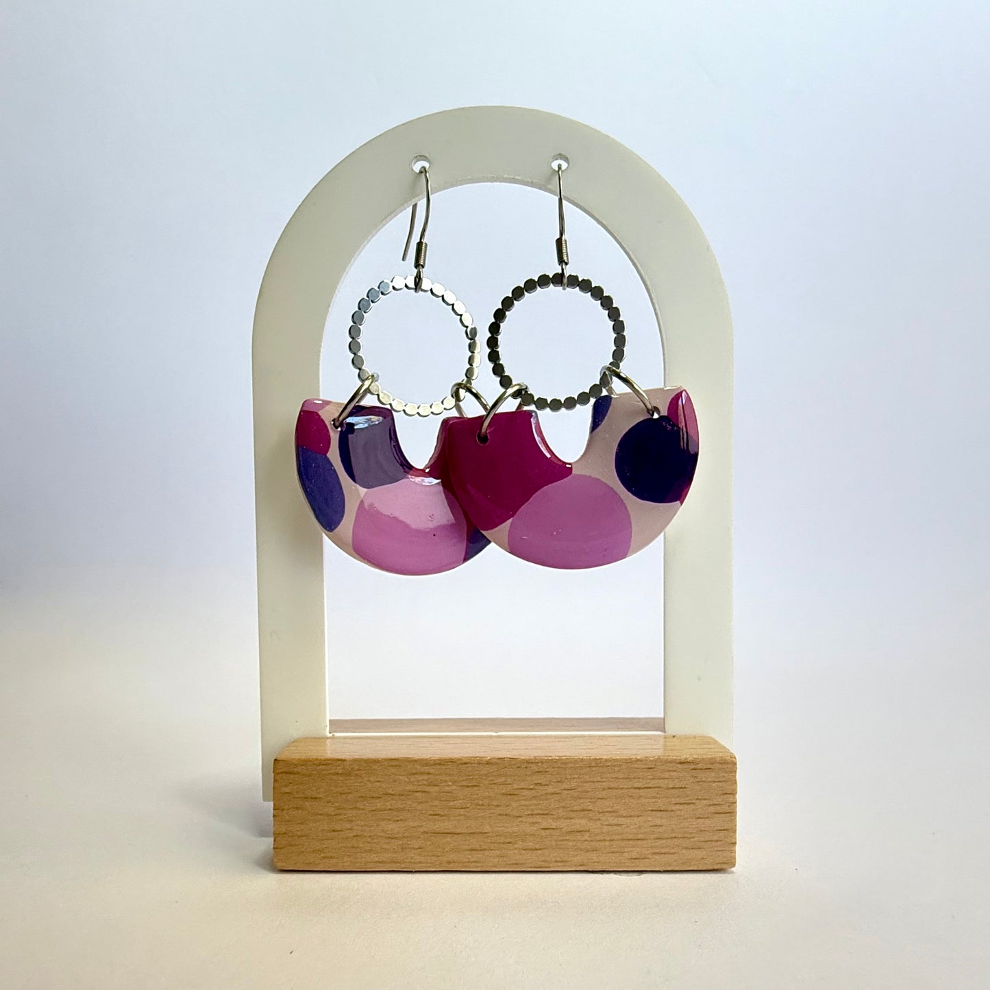 Sprung hook dangles