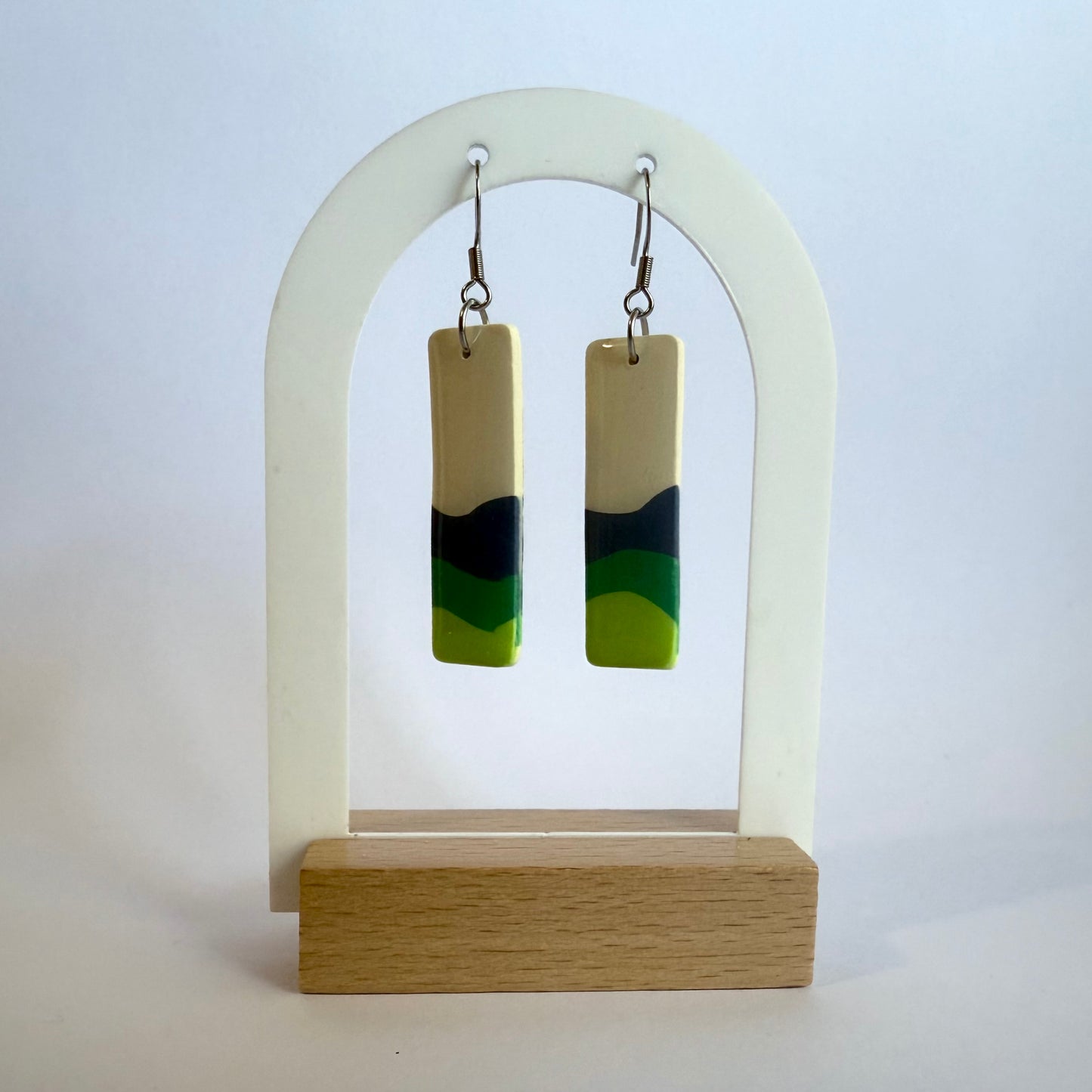 Alive hook dangles (green)