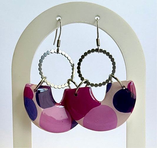 Sprung hook dangles