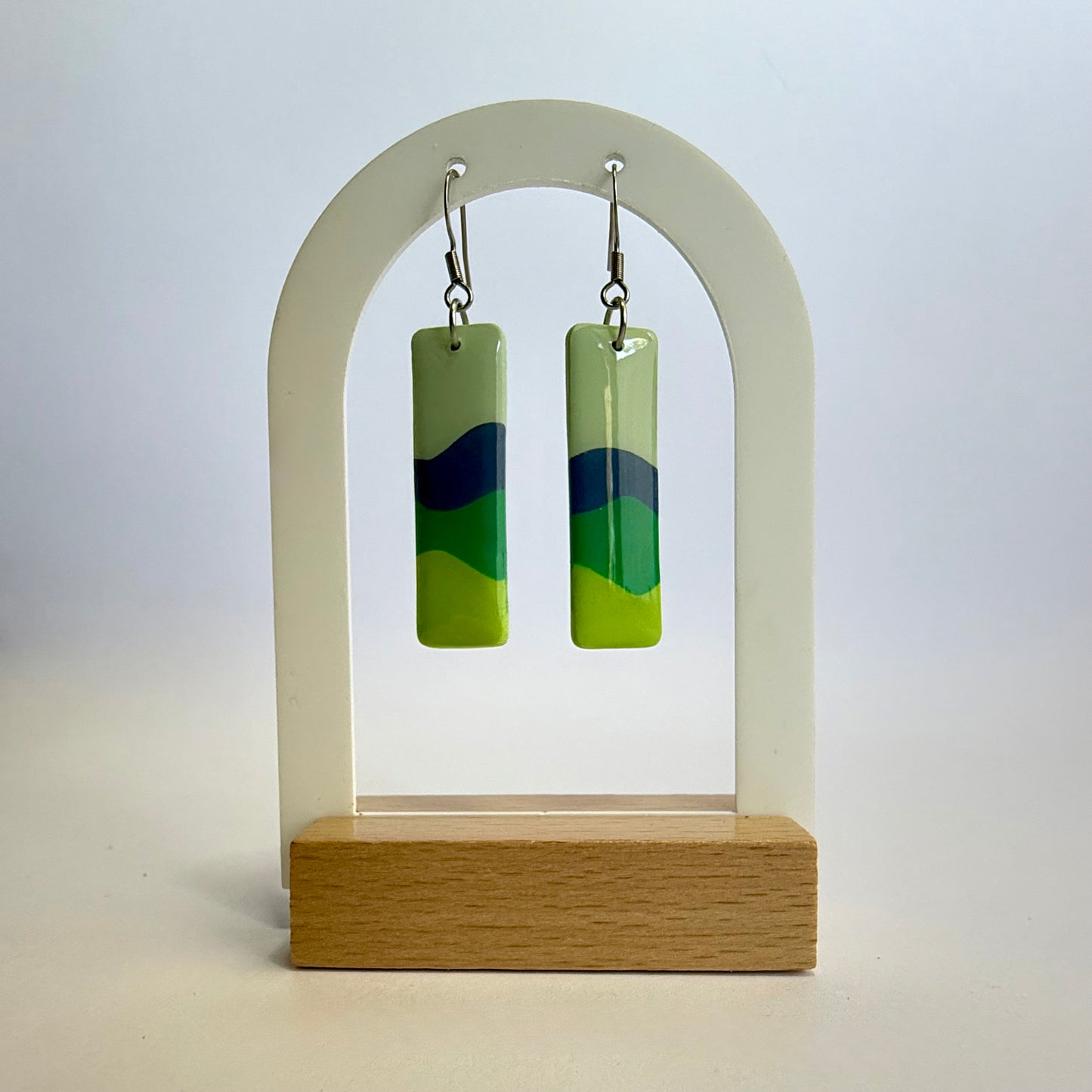 Alive hook dangles (green)